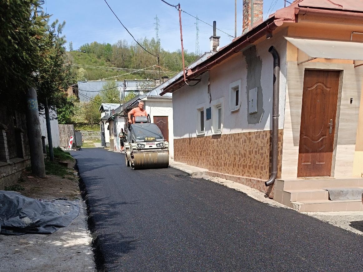 Obyvatelia Jarmočiska sa dočkali novej asfaltky