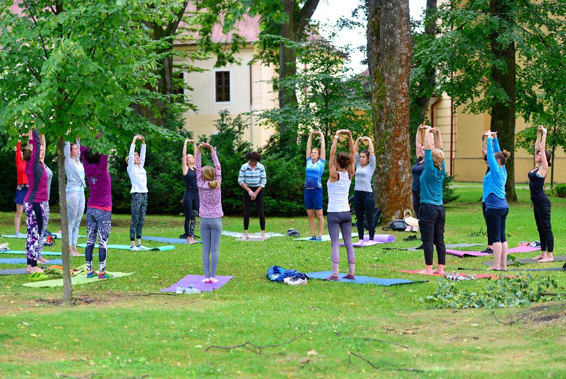 Zacvičte si v nedeľu jogu v mestskom parku