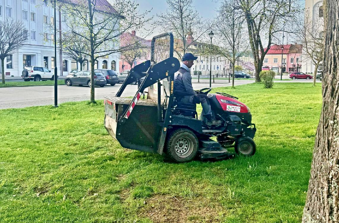 Technické služby už začali s prvým jarným kosením, pri práci im pomáhajú aj stroje