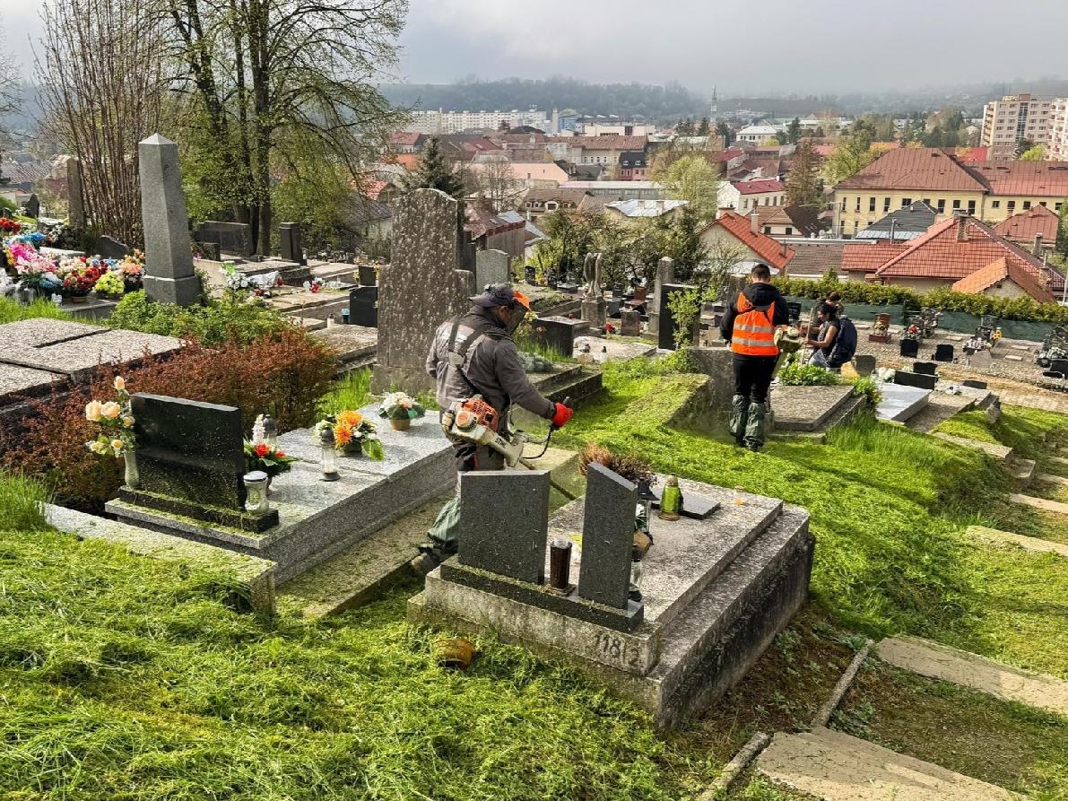 obr: Technické služby začali s kosením, ako aj výsadbou novej zelene