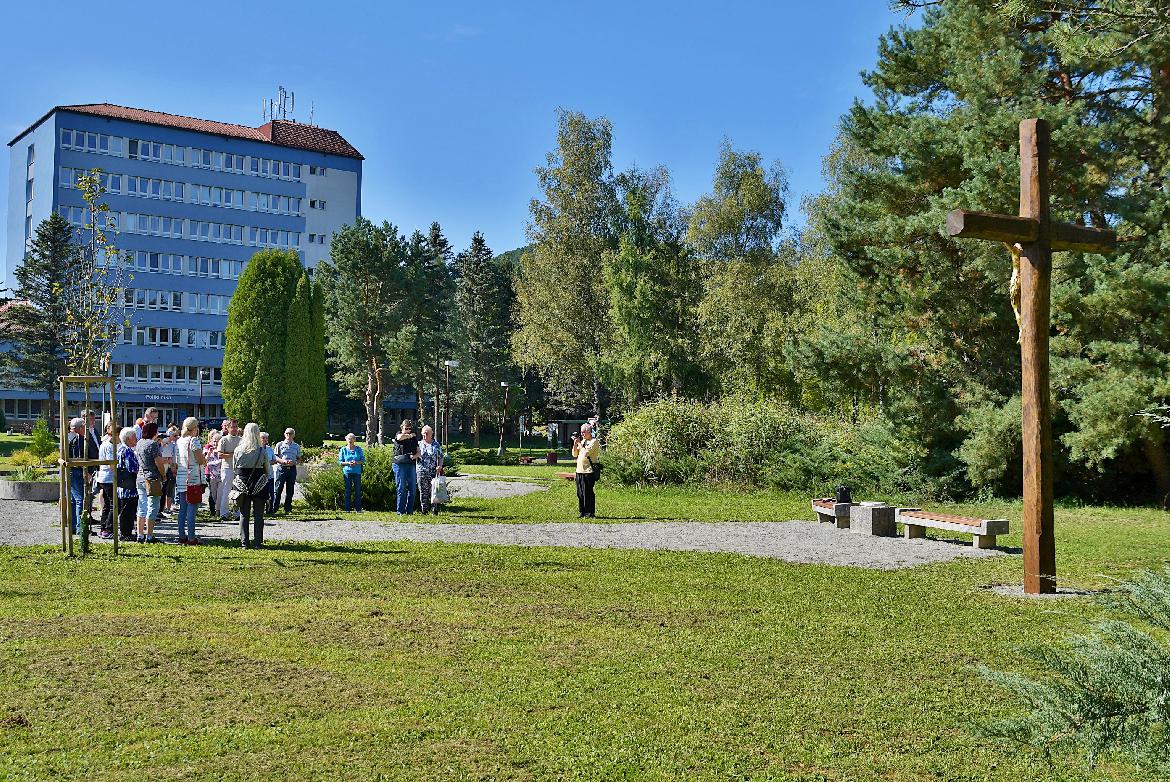 V parku pred nemocnicou posvätili kríž