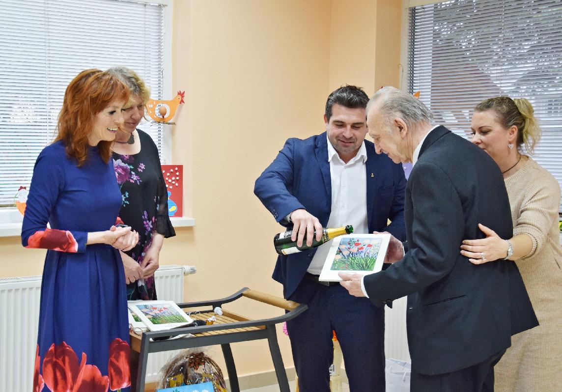 obr: Na pôde Domova dôchodcov a Domova sociálnych služieb Luna uviedli do života knihu klienta Dušana Kováča