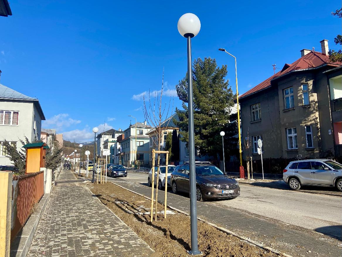 Novinkou na Ulici Boženy Němcovej je nové verejné osvetlenie