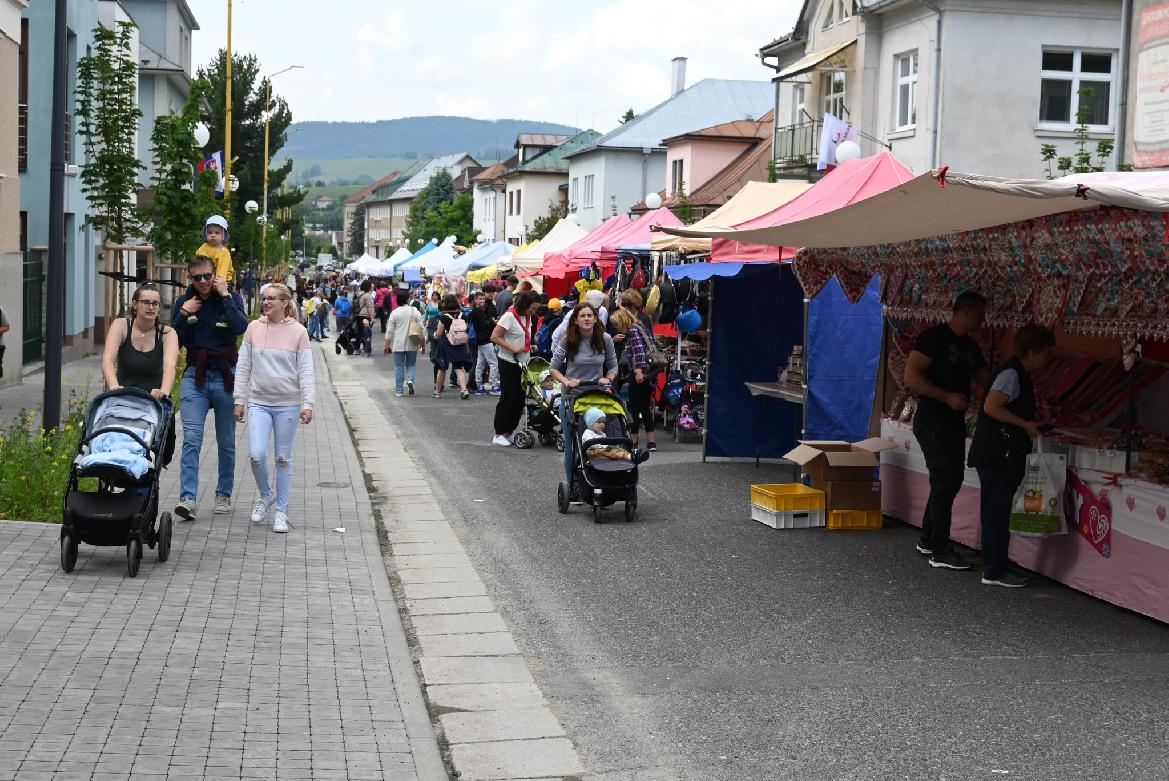 Letný jarmok ponúkal rôzne remeselnícke výrobky aj chutné občerstvenie
