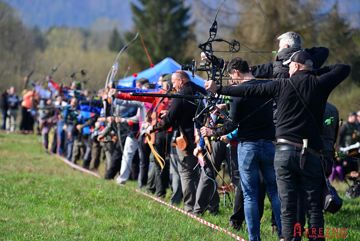 obr: Lukostrelecký turnaj v Brezne dopadol na výbornú. Jedinečnému podujatiu prialo aj počasie