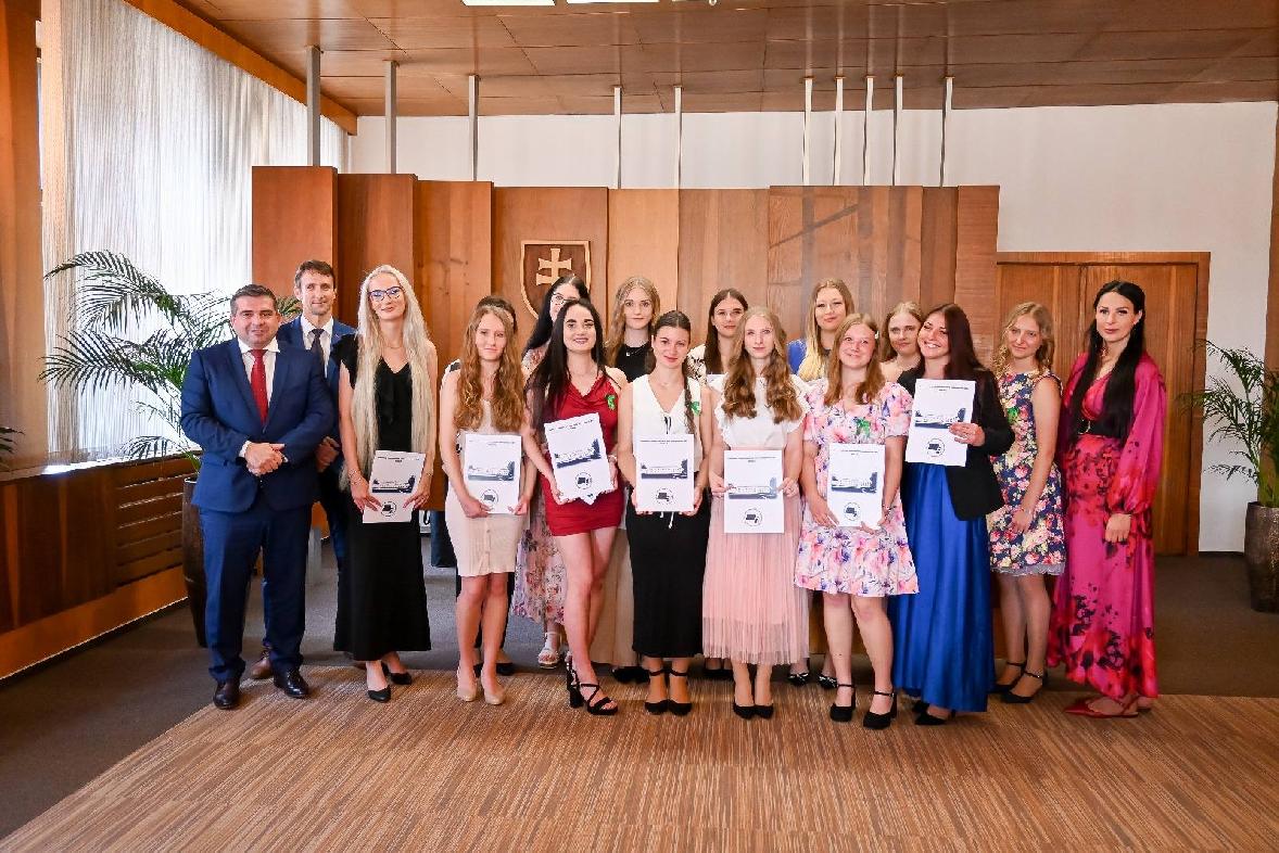 Absolventky z pedagogickej školy v Brezne si slávnostne prezvali maturitné vysvedčenia