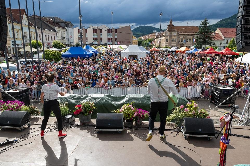 Na námestí deti zabavili veselí kamaráti z Rozprávkova