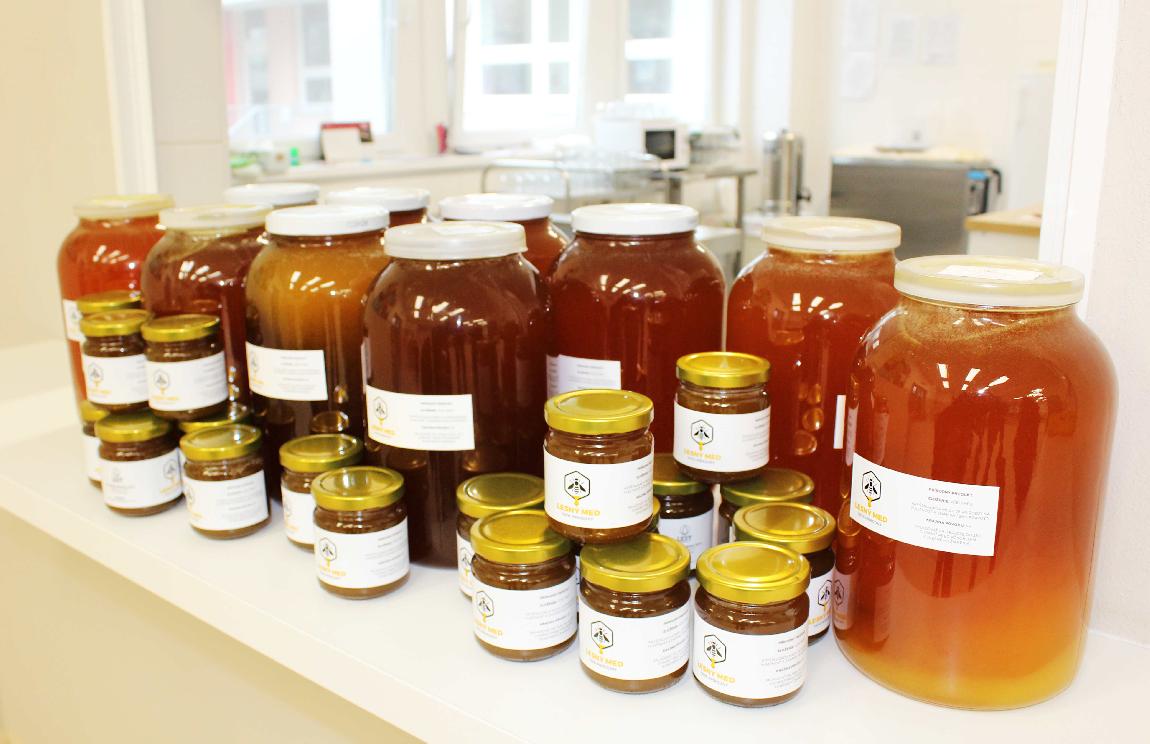 obr: Mestské lesy svoju prvú úrodu medu darovali škôlkarom a seniorom