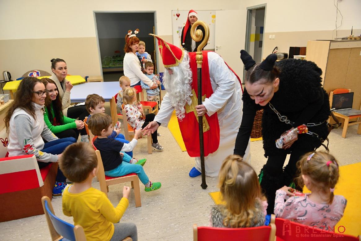 Ulicami Brezna putoval Mikuláš aj so svojimi pomocníkmi