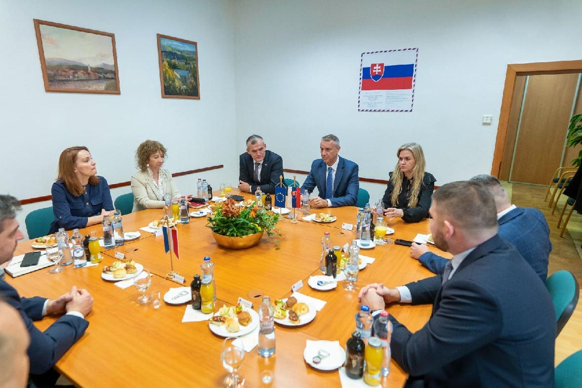 obr: Na radnici diskutovali so splnomocnencom vlády SR pre rómske komunity ako aj ministrom investícií