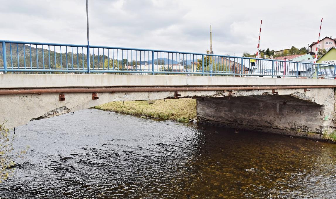 obr: Most na Kuzmányho ulici, ktorý je v havarijnom stave,  zbúrajú a postavia nový 