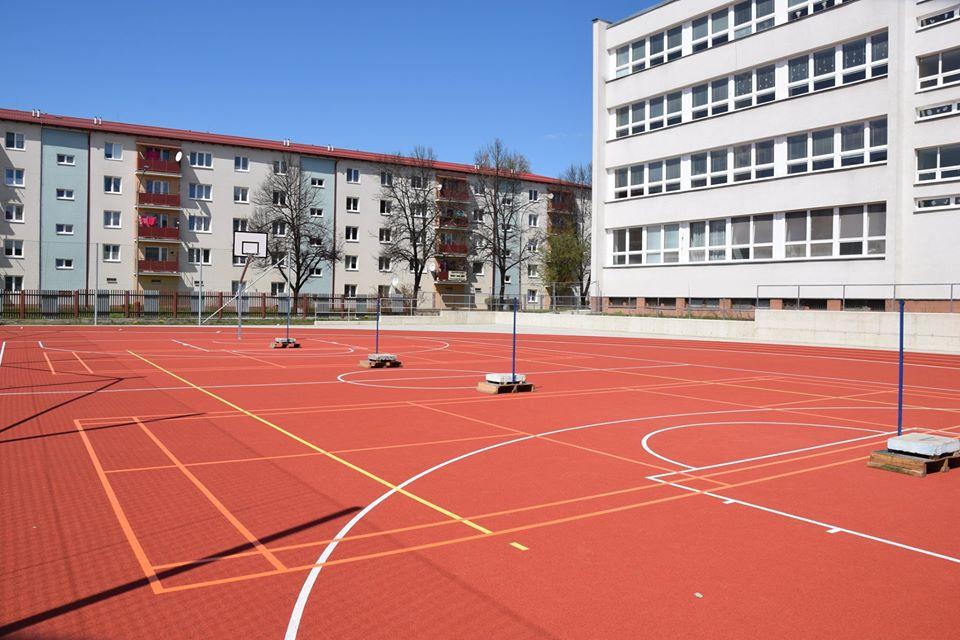 obr: Na vonkajších športoviskách v Brezne už môžete korčuľovať, behať, hrať tenis či bedminton