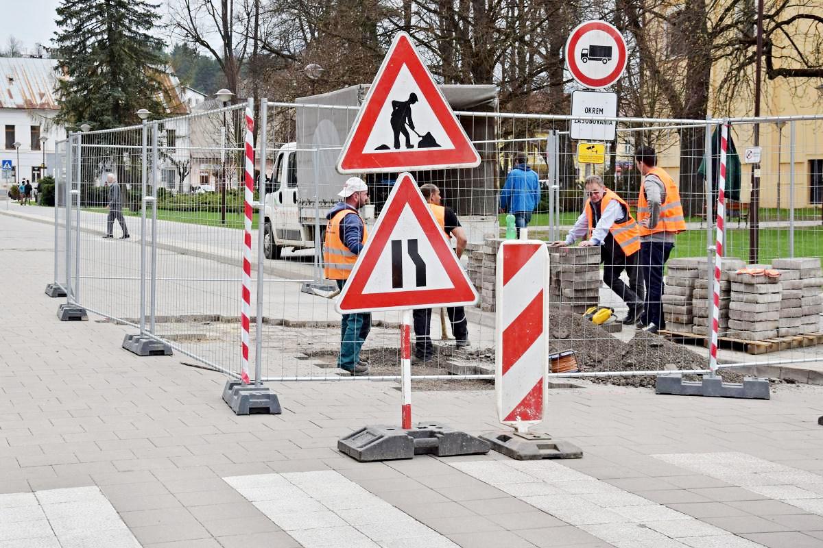 obr: Na námestí opravujú poškodené časti vozovky