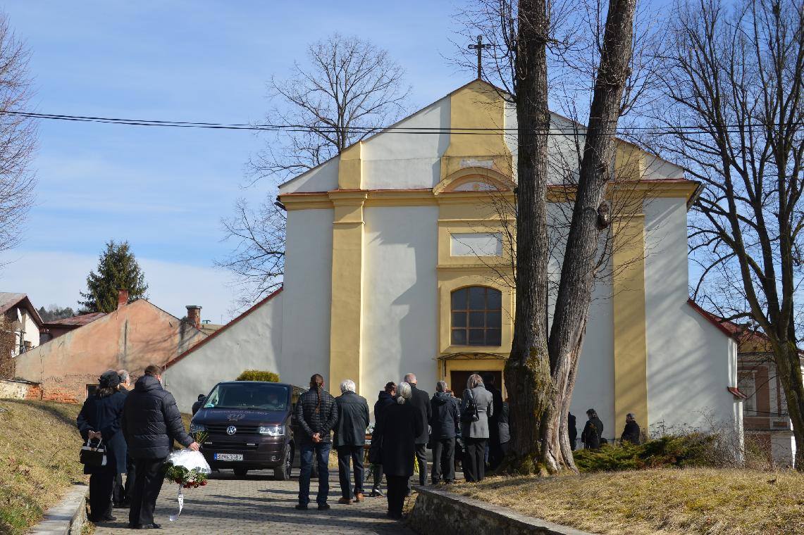 obr: Napriek prísnym opatreniam sa pohrebné obrady v Brezne konajú čo najdôstojnejšie