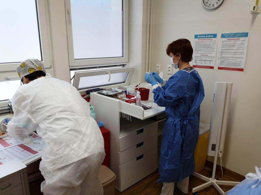 obr: Cez víkend v Brezne začali s očkovaním pedagogických zamestnancov