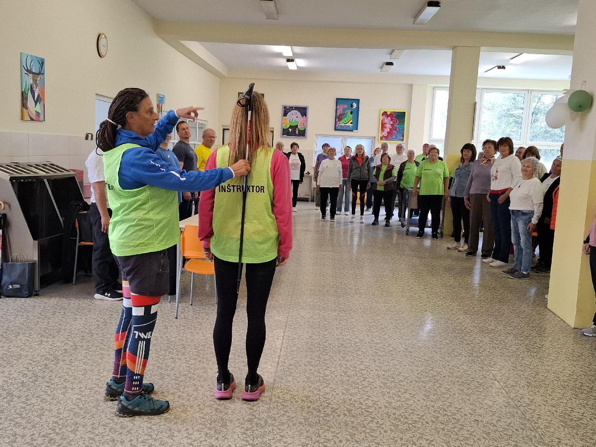 Nordic walking v Brezne. Seniori ukázali, že chuť hýbať sa nepozná vekové hranice