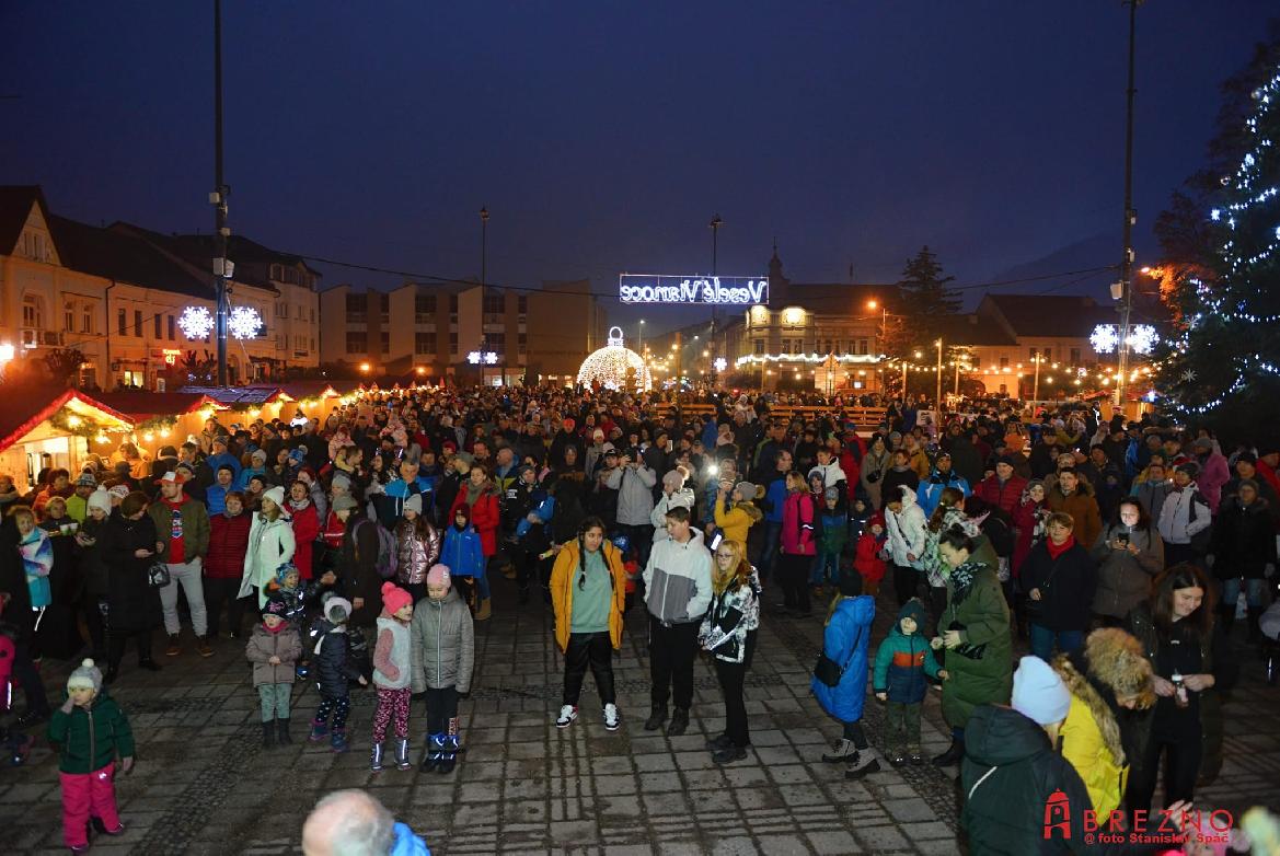 obr: Záver starého roka a príchod nového Brezňania oslávili spoločne na námestí