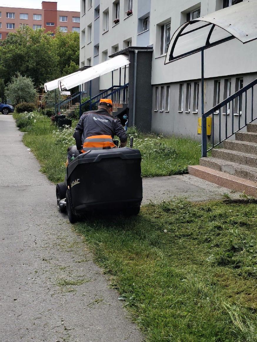 Mestské služby pokračujú v údržbe priestranstiev