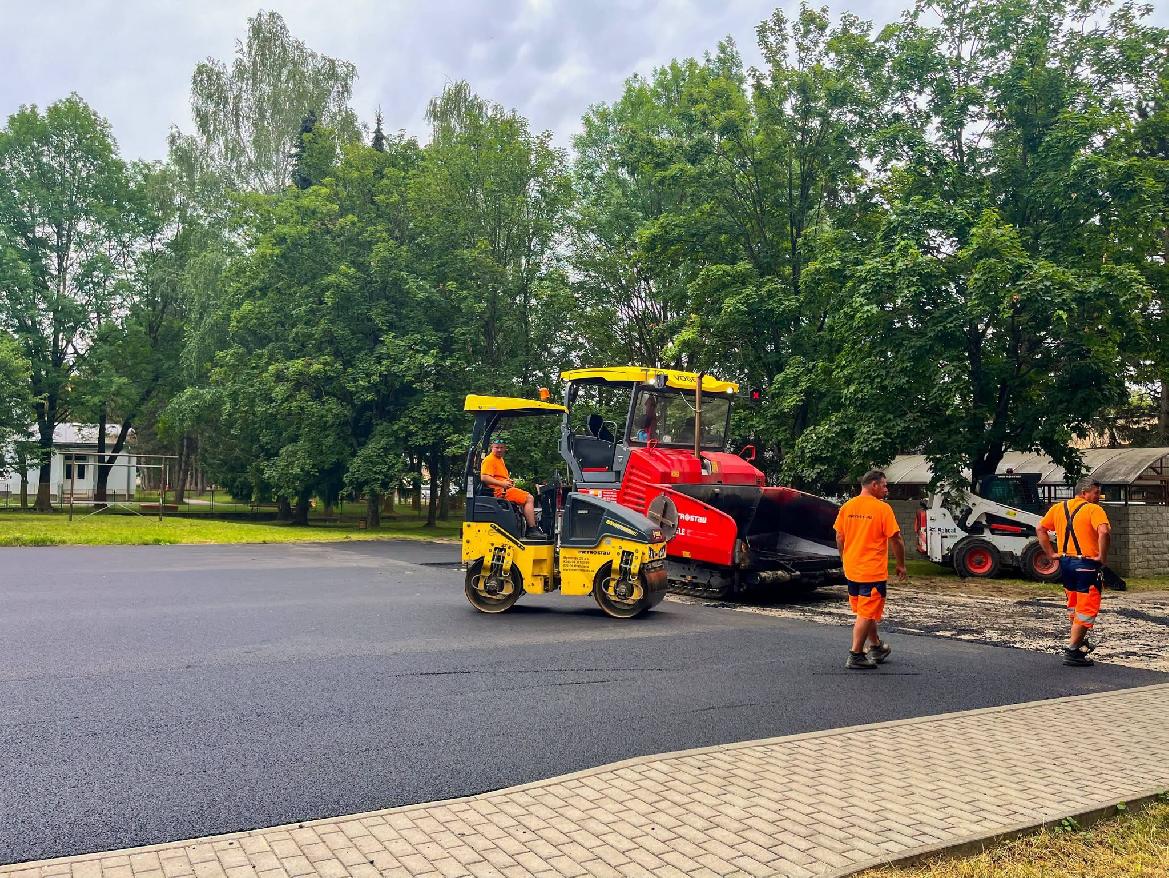 Obnovená plocha pred materskou školou na Ulici Dr. Clementisa