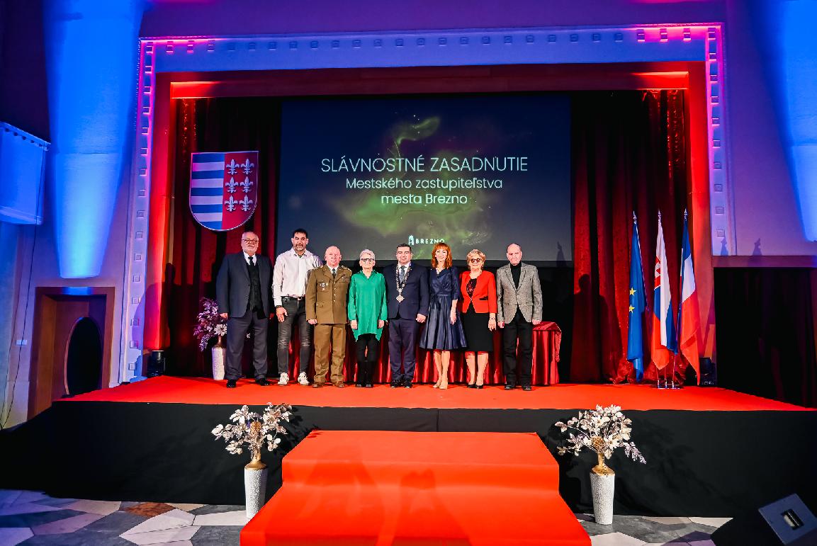Slávnostné zastupiteľstvo patrilo výnimočným ľuďom Brezna. Ocenenie osobnostiam odovzdal primátor