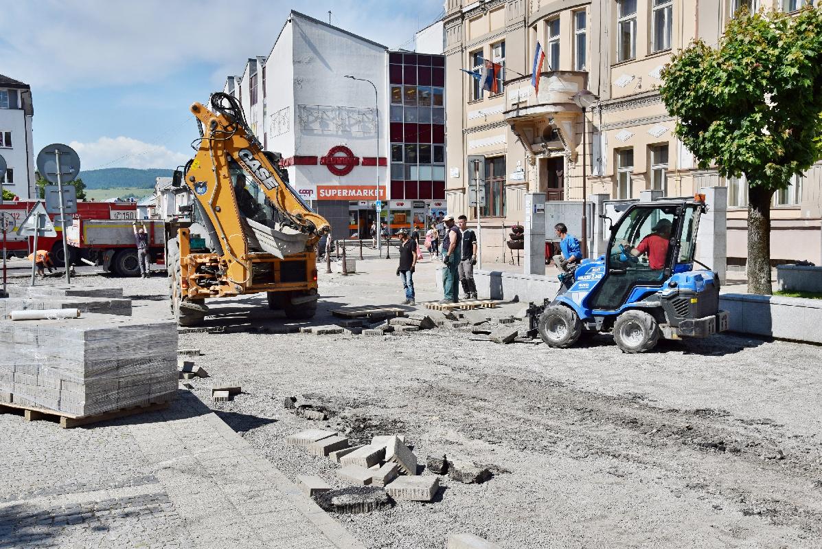 obr: Mesto komplexne opravuje cestu na severnej časti námestia