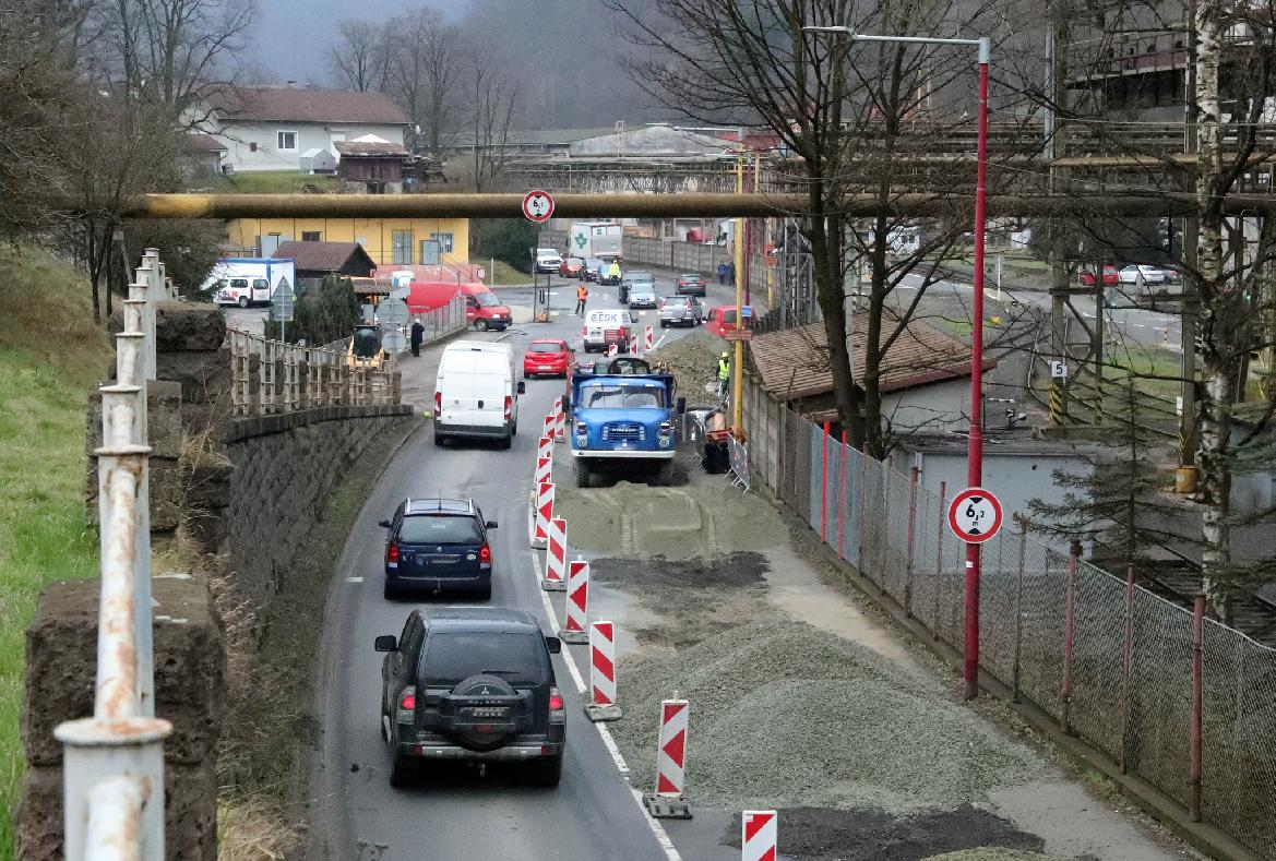 obr: Oprava cesty v Podbrezovej stále pokračuje, posilnia však kapacity a tým dôjde k zrýchleniu prác