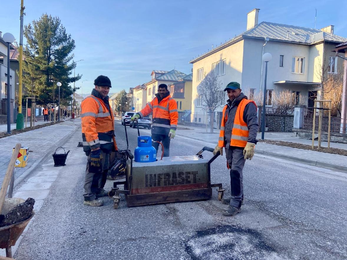 Technické služby sa popri iných činnostiach venujú aj oprave ciest