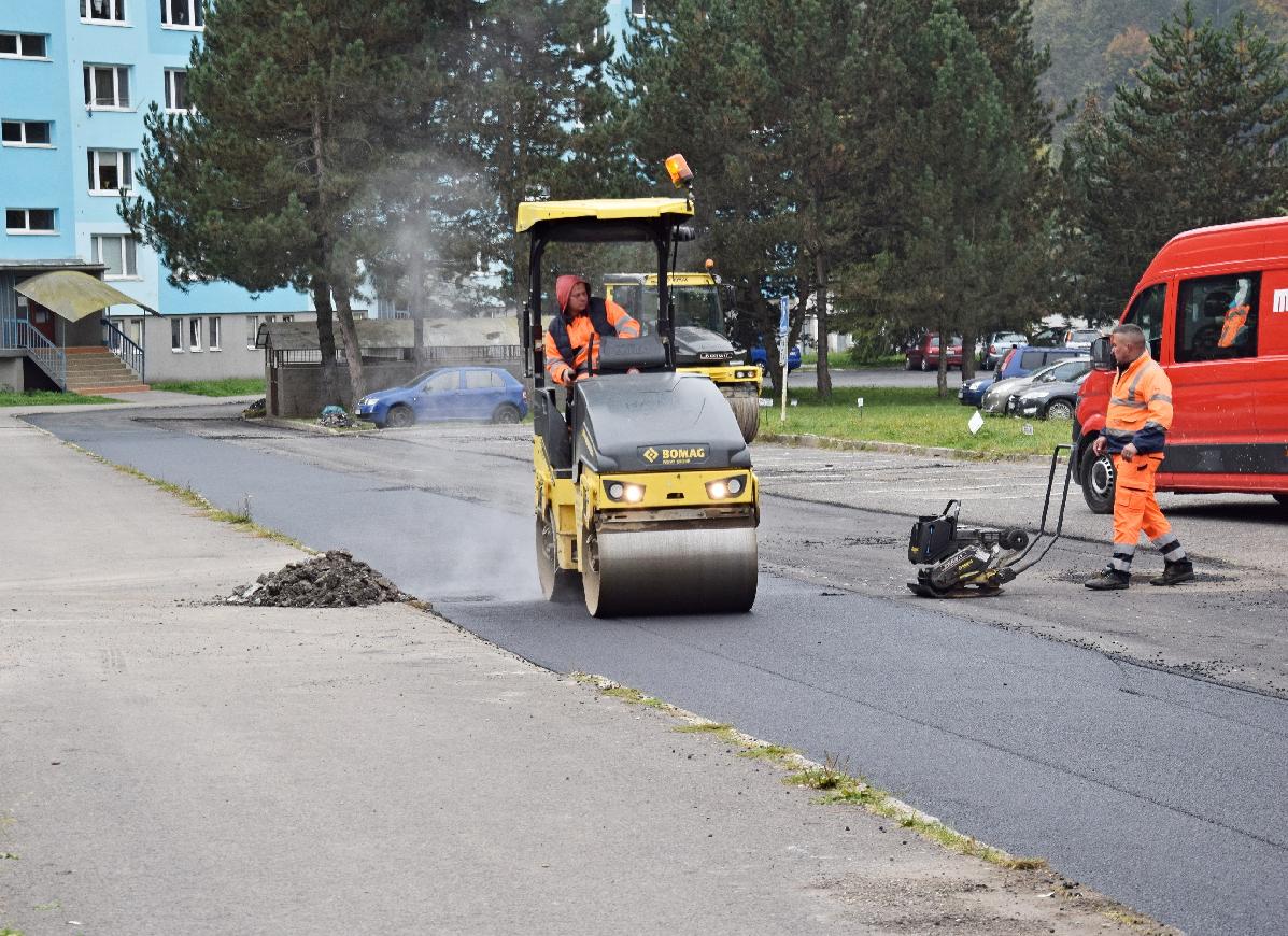 Oprava miestnych komunikácií v Brezne. Niektoré cesty sú už vyasfaltované