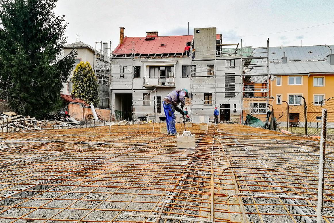 Práce na výstavbe nového Domova pre seniorov a denného stacionára v Brezne sú v plnom prúde