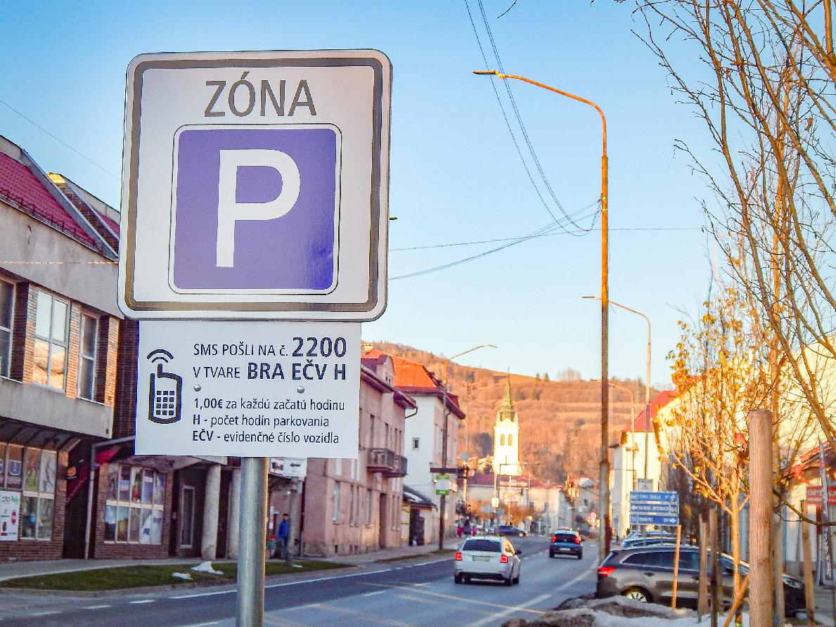 obr: Mesto spoplatnilo parkovanie na Rázusovej ulici