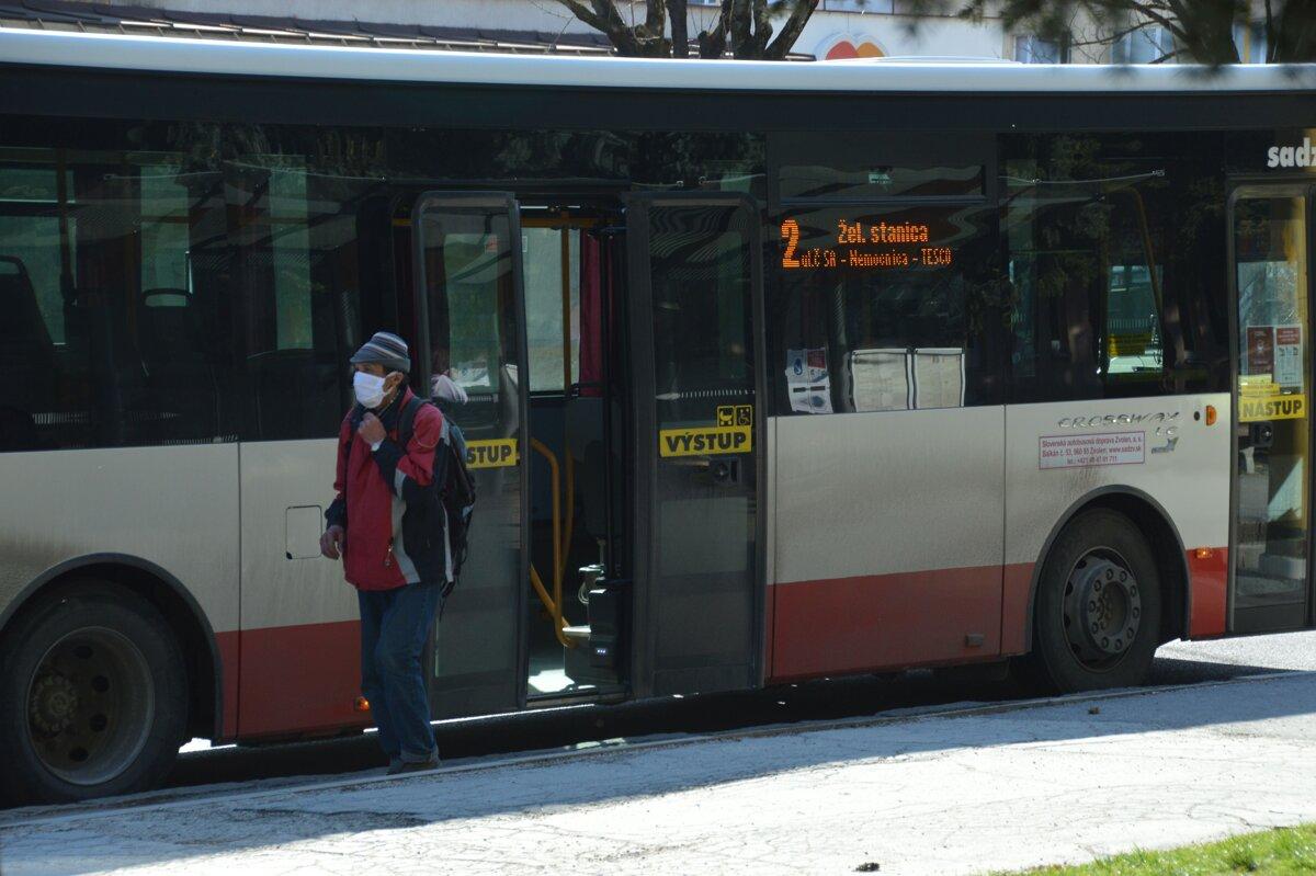 Platnosť bezplatnej dopravnej karty na MHD si treba predĺžiť v dopravnej kancelárii na autobusovej stanici