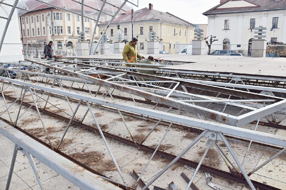 Pódium na námestí prechádza obnovou