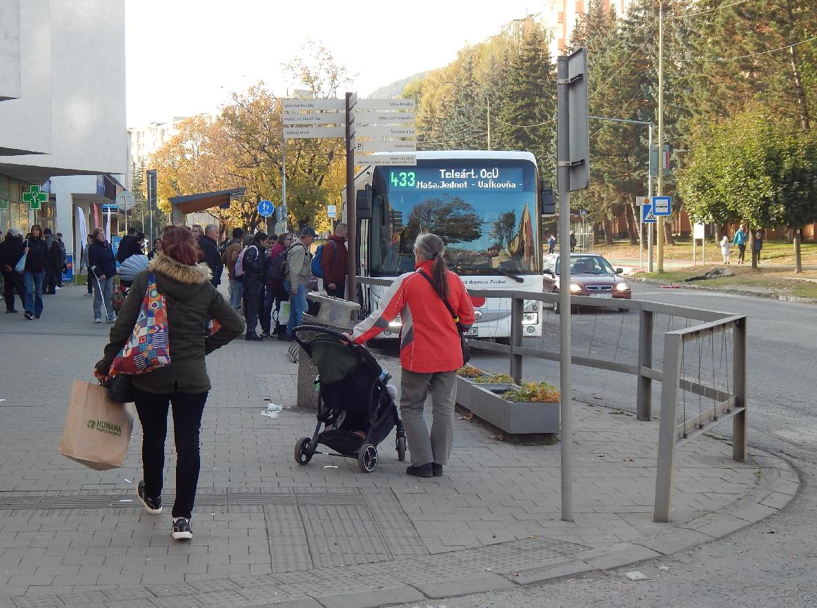 obr: Mesto pre problém s neprispôsobivými občanmi odstránilo lavičky pred nákupným centrom