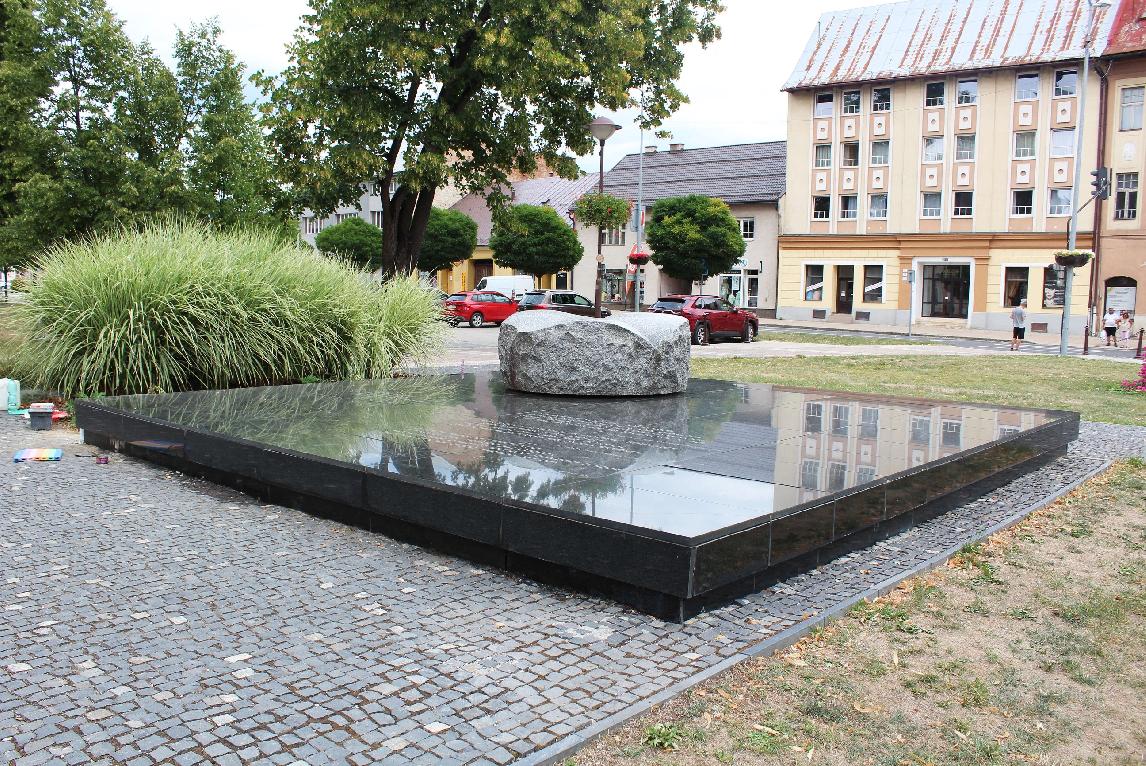 obr: Mesto obnovuje pomník padlých v tvare ruže
