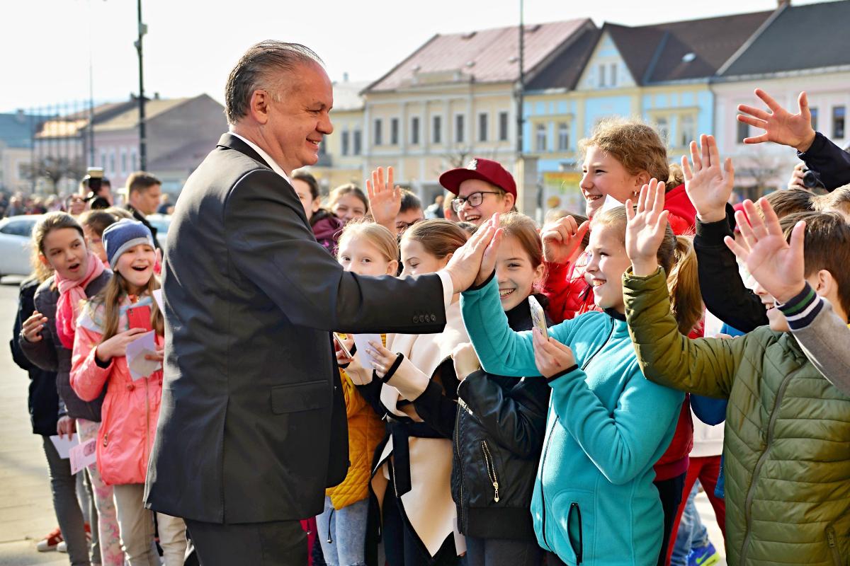 obr: Prezident Kiska sa v Brezne stretol s vedením mesta aj študentami 