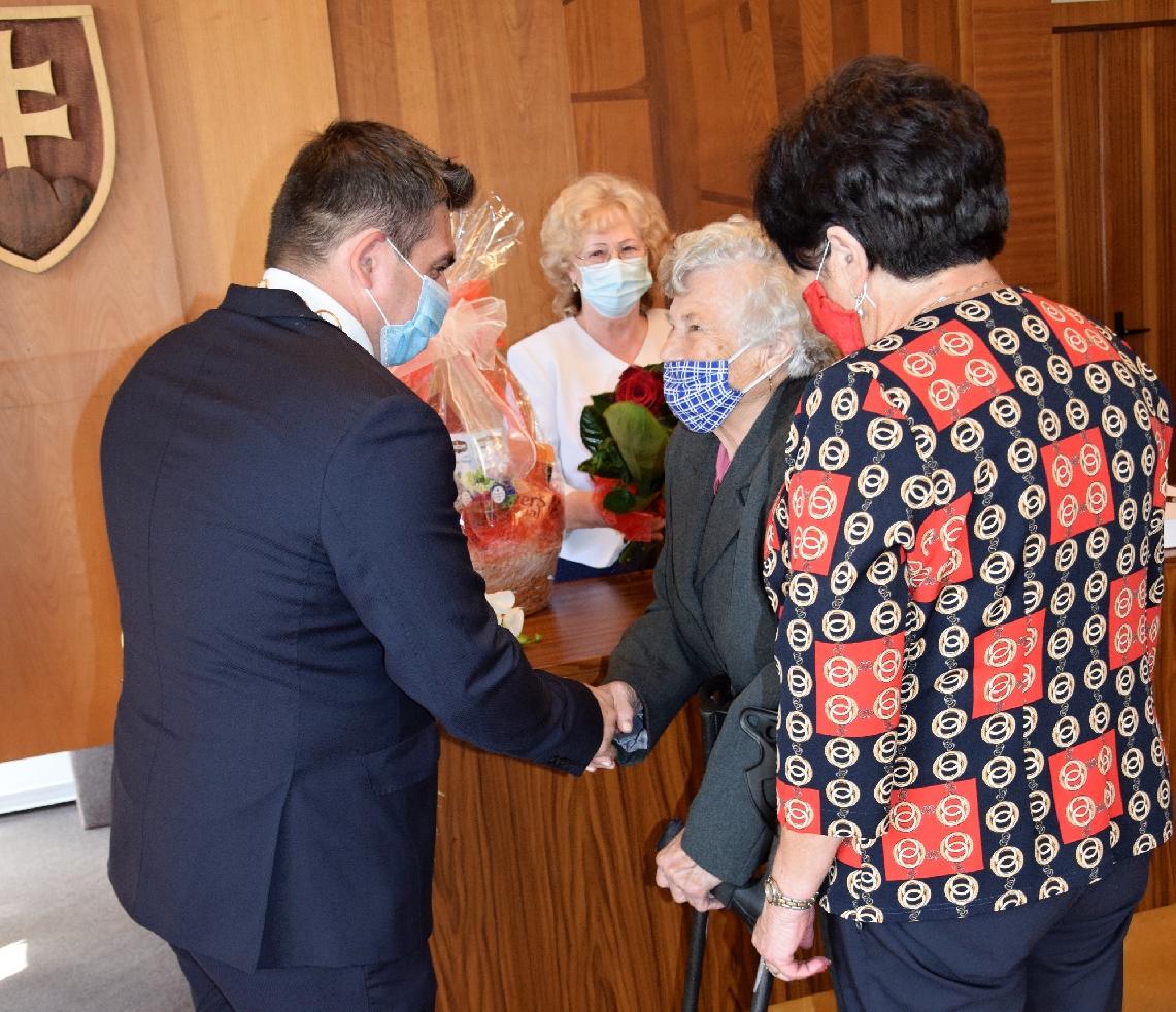 obr: V obradnej sieni primátor zablahoželal 90-ročnej jubilantke