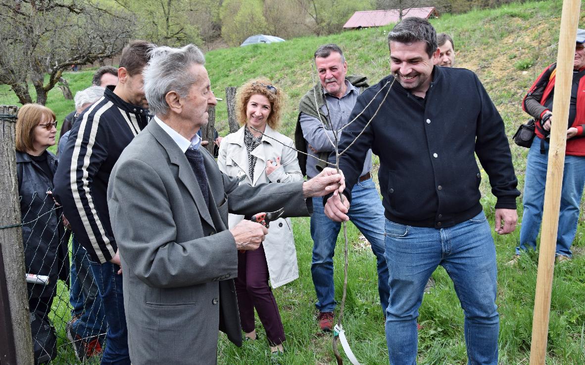 obr: Do Brezna opäť zavítal odborník v oblasti ovocinárstva a záhradkárstva profesor Ivan Hričovský