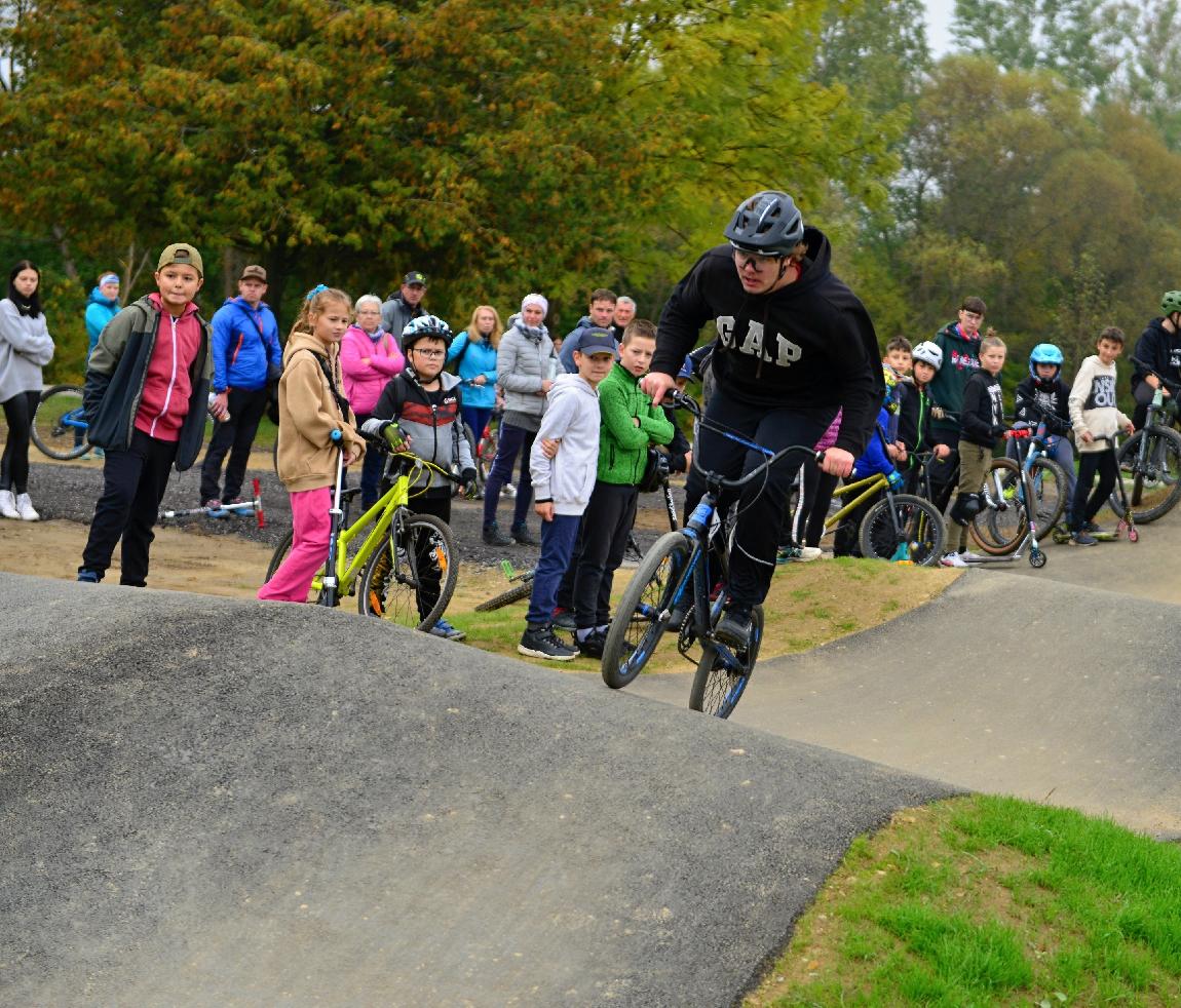 obr: Pumptracková dráha už slúži Brezňanom