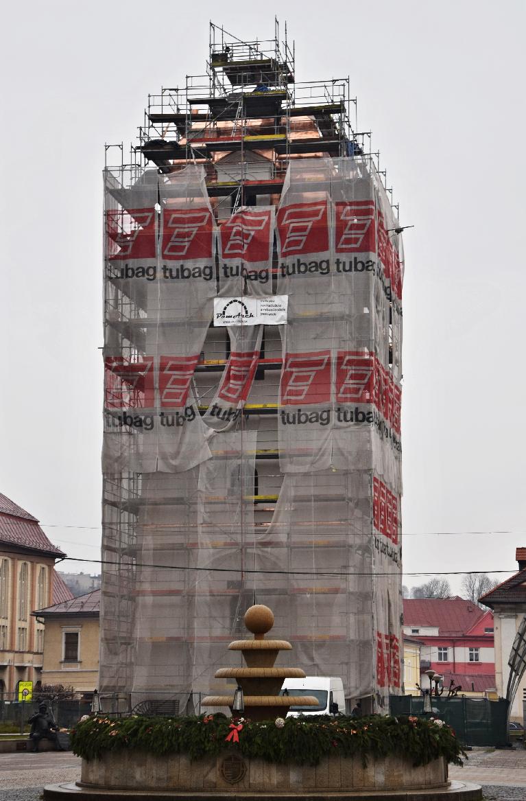 obr: Fasáda mestskej veže, vrátane strechy, je už zrenovovaná