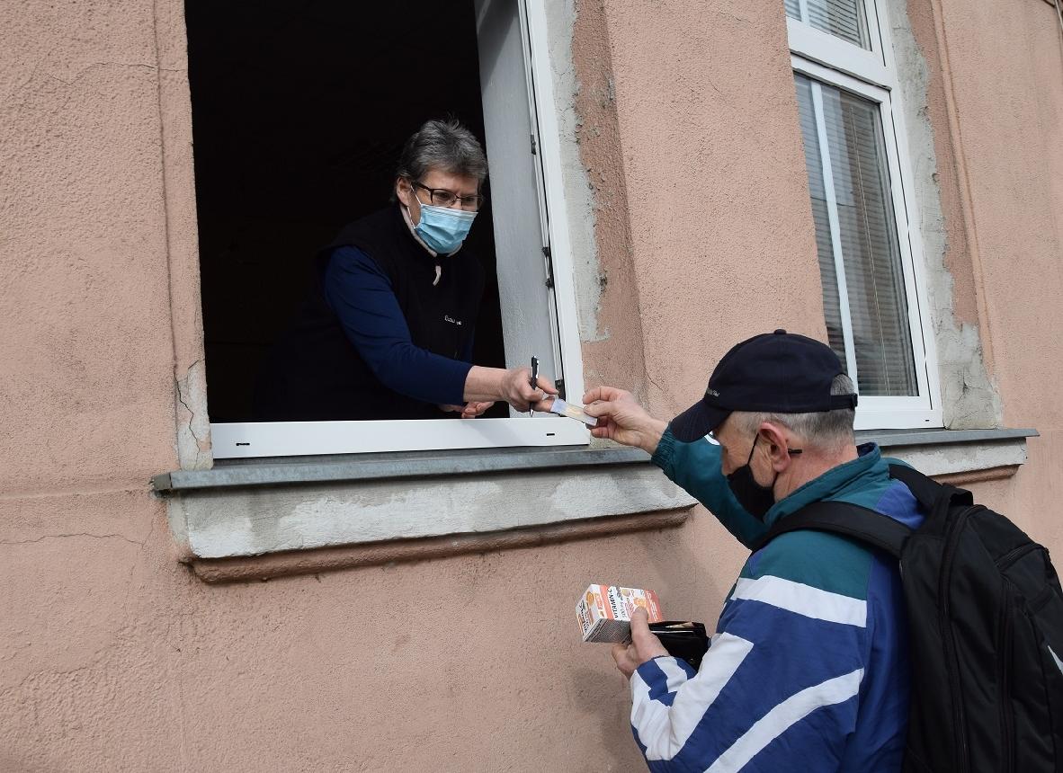 obr: Mesto už respirátory rozdistribuovalo, vitamíny si seniori môžu prevziať cez okno denného centra Prameň