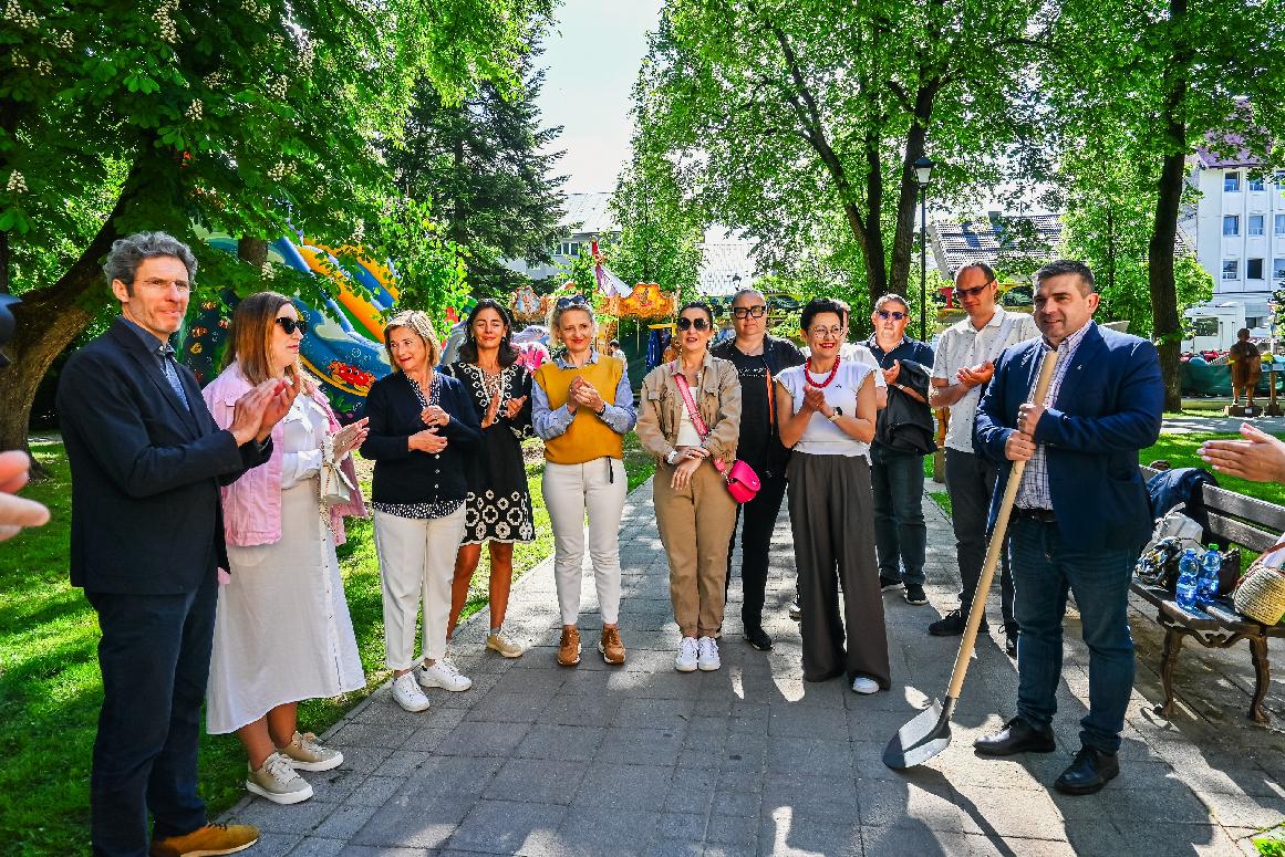 Partnerské mestá v mestskom parku posadili lipky priateľstva
