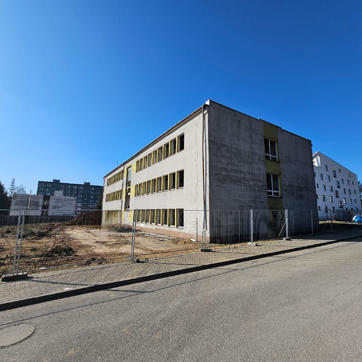 Na Sekurisovej ulici prebiehajú demolačné práce. Mesto pripravuje výstavbu nového bytového domu