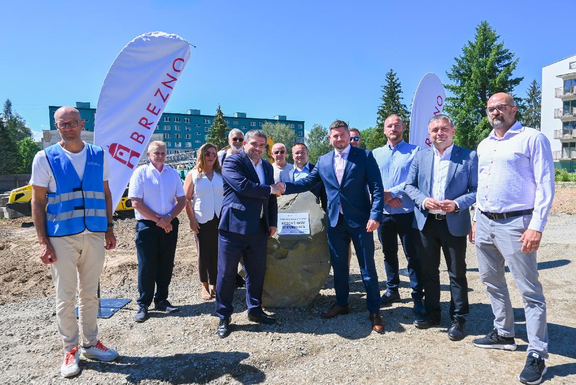 obr: Mesto Brezno opäť napreduje. Na Sekurisovej ulici začalo stavať ďalší bytový dom
