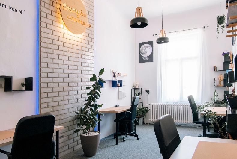 Pracujete z domu? V centre Brezna pribudla zdieľaná kancelária.