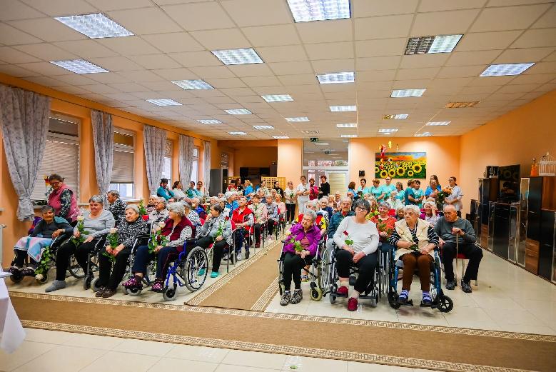 Seniori si pri príležitosti ich sviatku užili pekný deň plný úsmevu a dobrej nálady