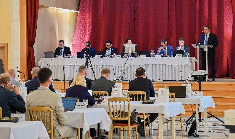 Výjazdové zasadnutie krajských poslancov sa konalo v Mestskom hoteli Ďumbier v Brezne