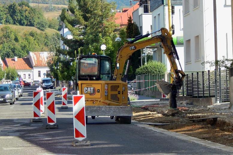 Na Ulici B. Němcovej pribudne nový úsek chodníka