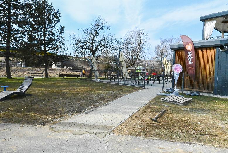 Nové chodníky na nábreží Hrona spájajú cyklotrasu s ihriskami a športoviskami