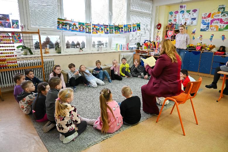 Marec v znamení príbehov a detskej fantázie. Mestskí poslanci čítali prvákom základných škôl v Brezne