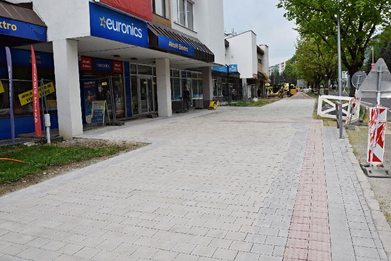Mesto Brezno buduje nové chodníky pre peších aj cyklistov